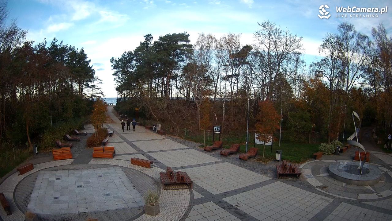 Dziwnówek - widok na deptak - 15 listopad 2025, 09:21