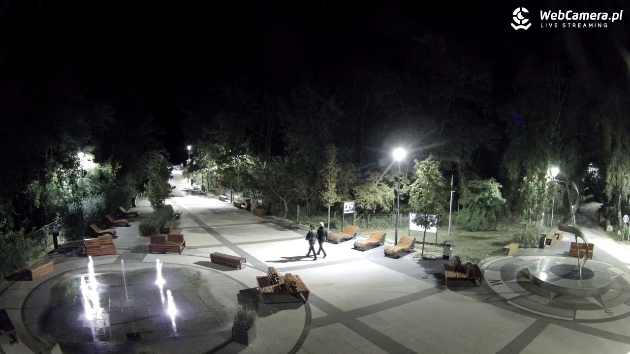 Dziwnówek - widok na deptak - 26 wresień 2025, 21:05