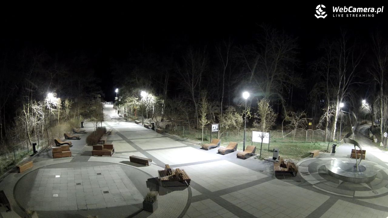 Dziwnówek - widok na deptak - 26 marzec 2026, 20:43