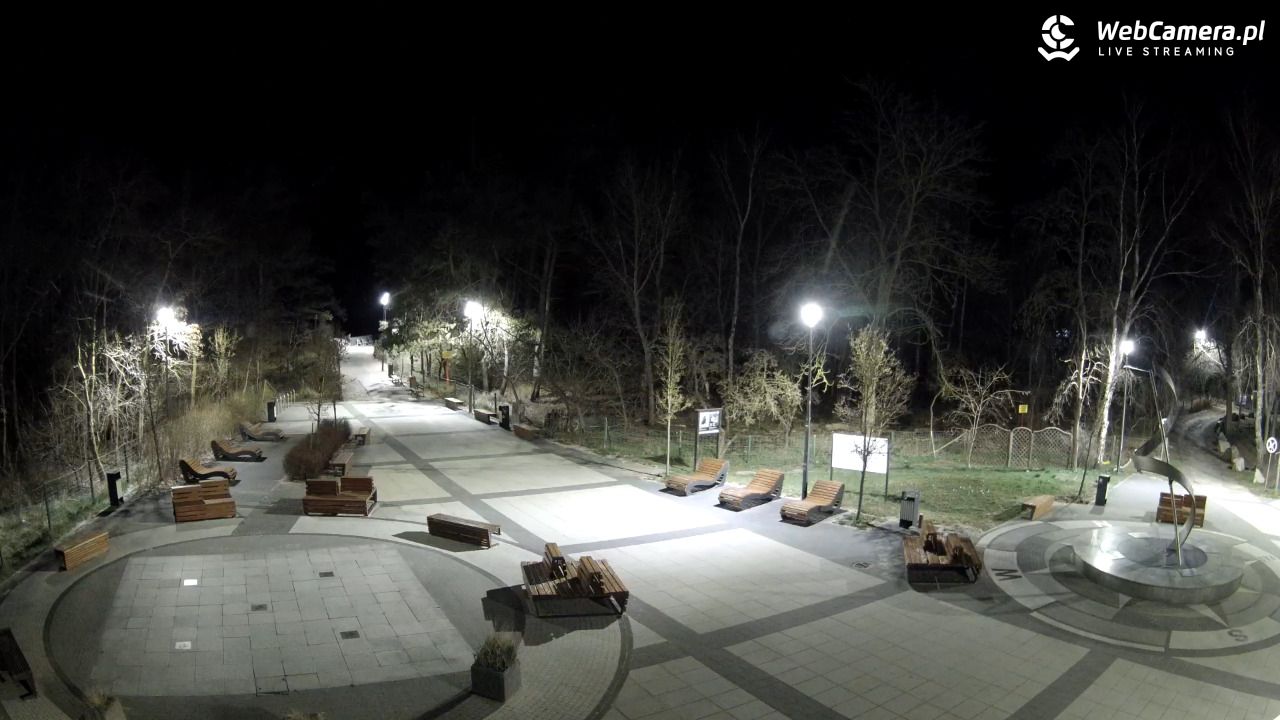 Dziwnówek - widok na deptak - 26 marzec 2026, 20:43