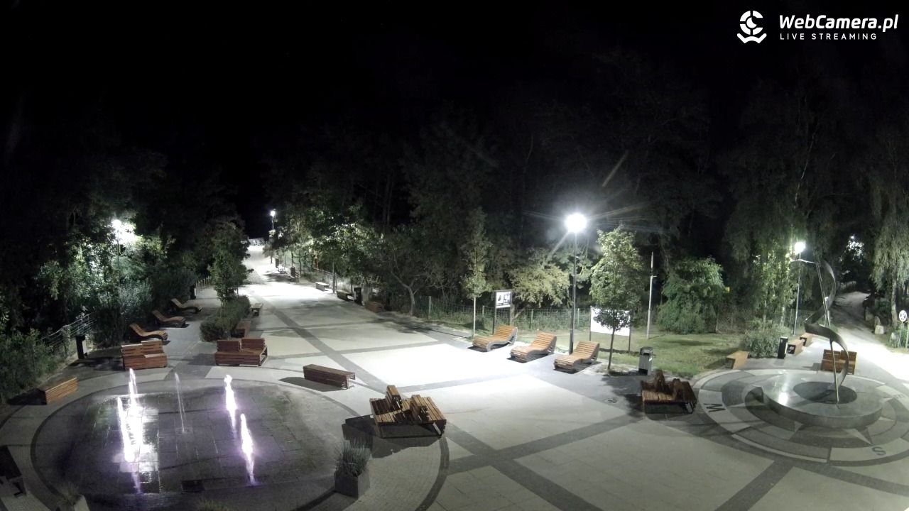 Dziwnówek - widok na deptak - 29 wresień 2025, 23:36