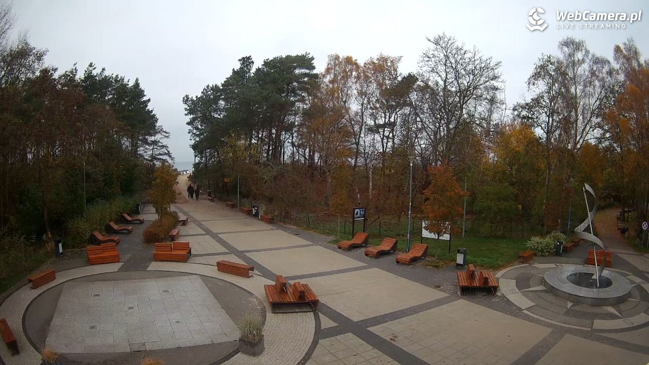 Dziwnówek - widok na deptak - 11 listopad 2025, 15:18