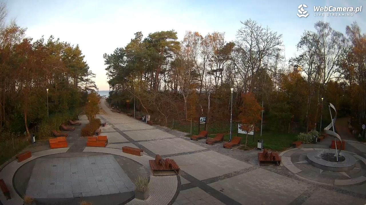 Dziwnówek - widok na deptak - 13 listopad 2025, 07:54