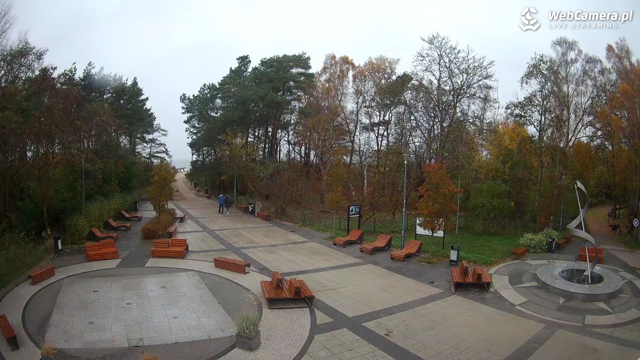 Dziwnówek - widok na deptak - 11 listopad 2025, 12:42