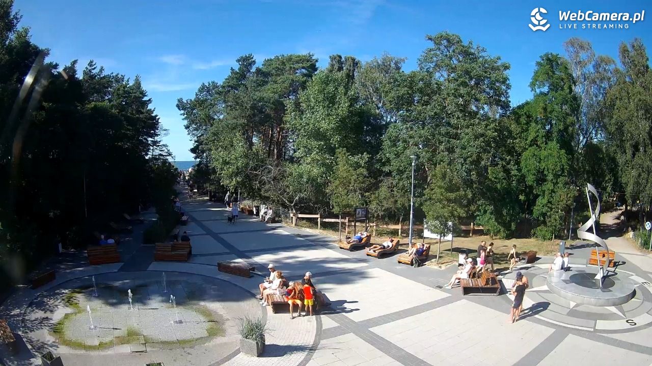 Dziwnówek - widok na deptak - 12 sierpień 2026, 16:24