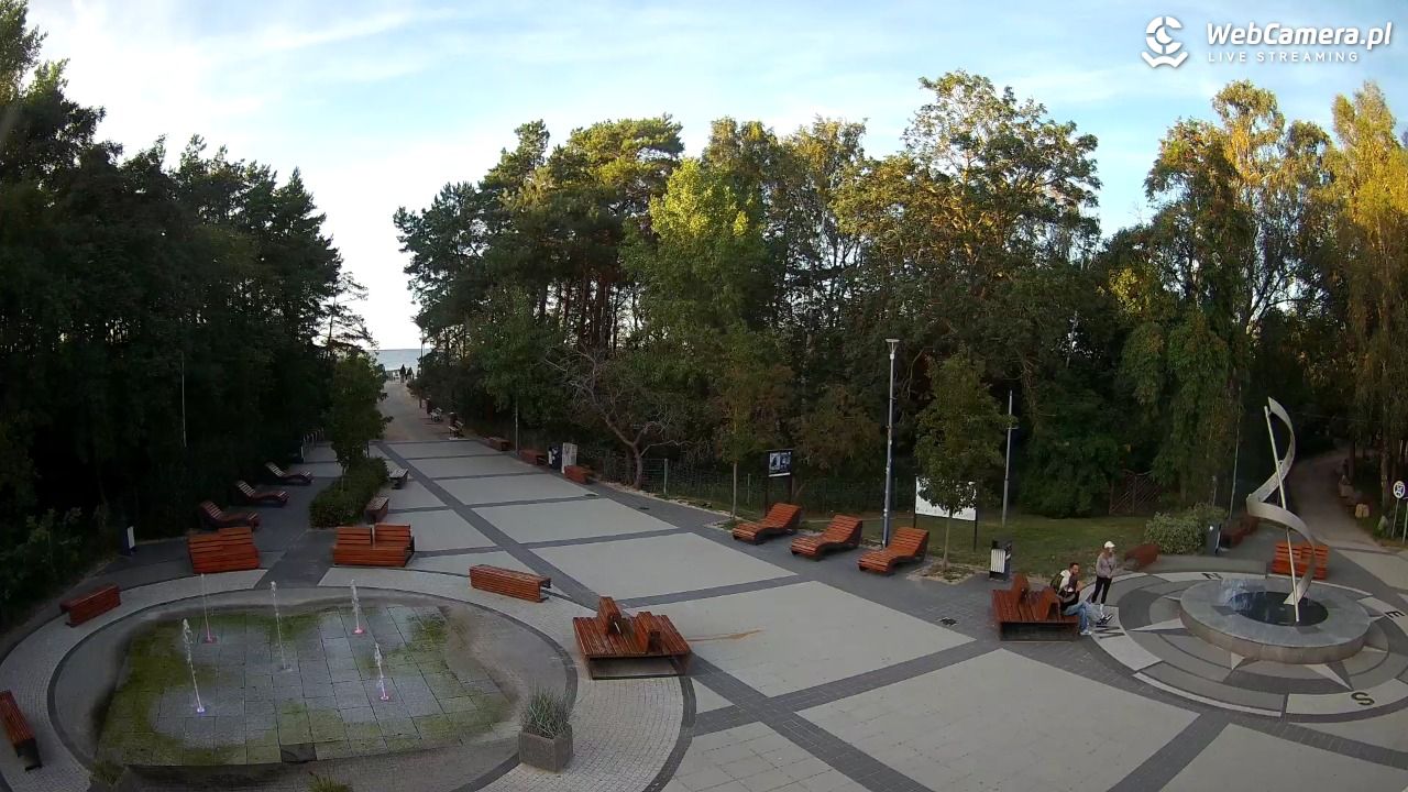 Dziwnówek - widok na deptak - 26 wresień 2025, 17:47