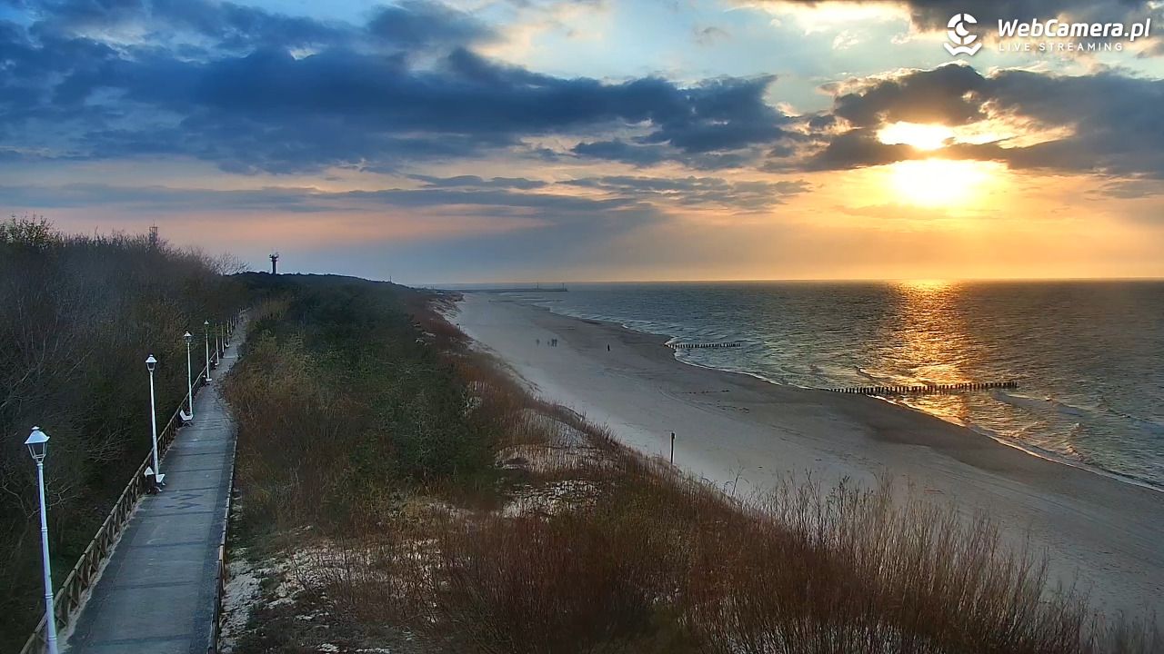 DZIWNÓW  - widok na plażę - 16 kwiecień 2026, 19:21