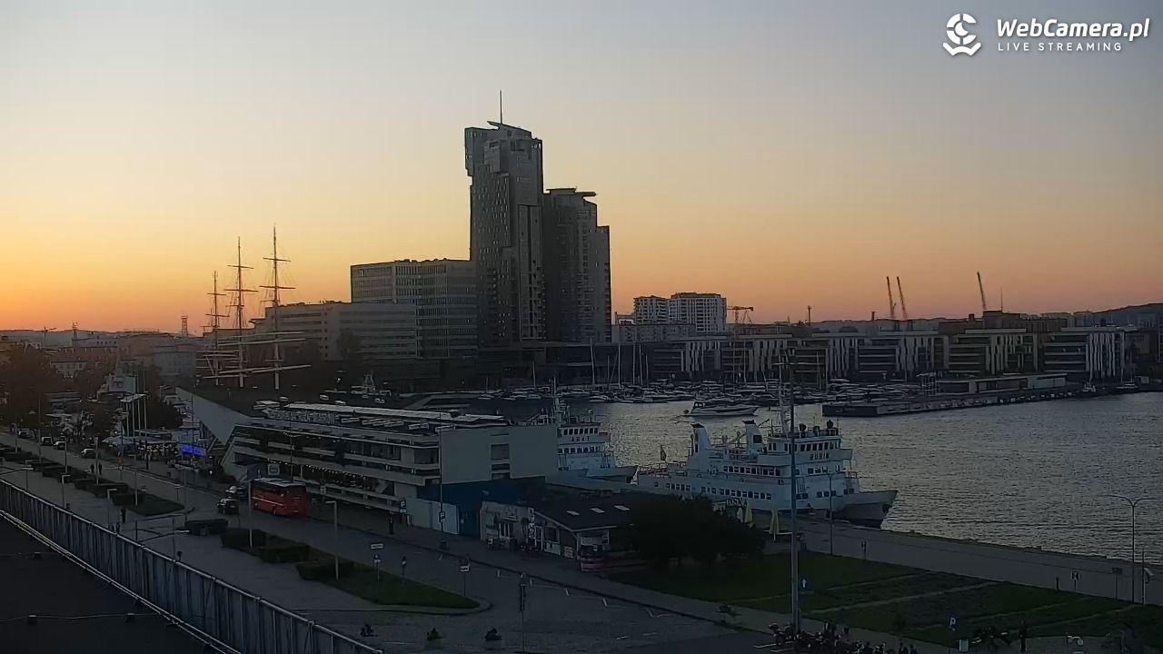 GDYNIA - widok na Przystań Jachtową - 08 wresień 2025, 19:11