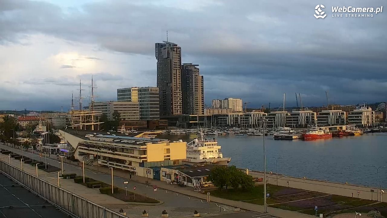 GDYNIA - widok na Przystań Jachtową - 15 maj 2025, 05:23
