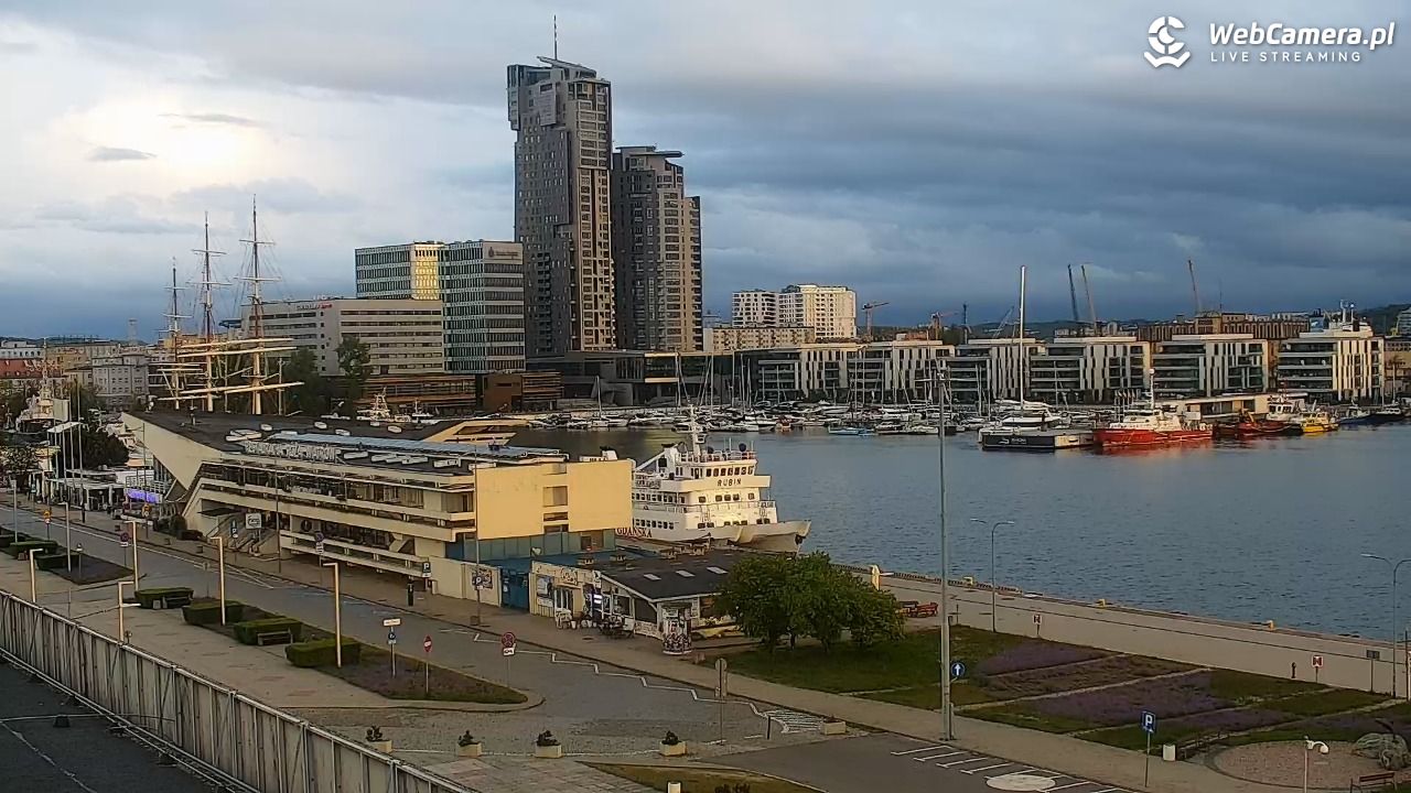 GDYNIA - widok na Przystań Jachtową - 15 maj 2025, 05:23
