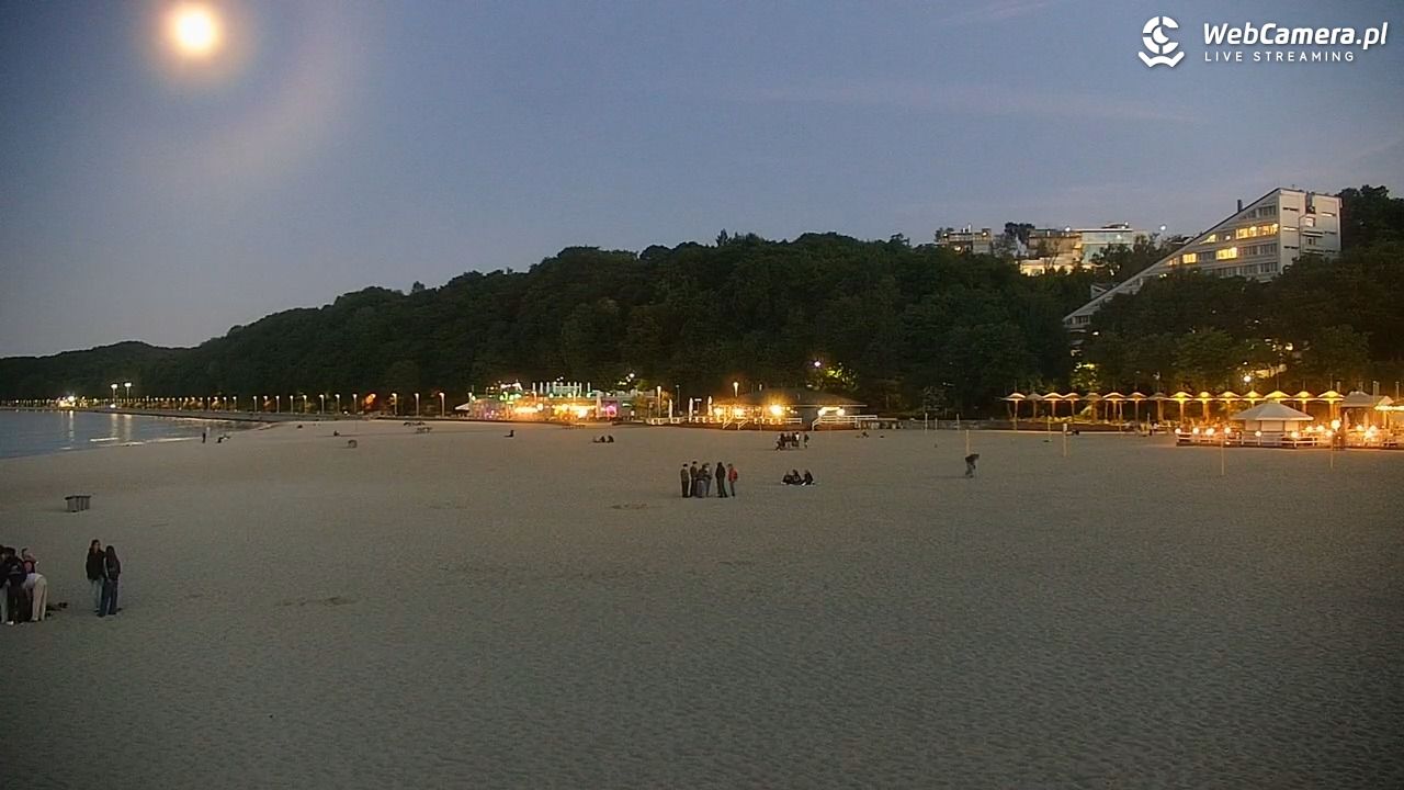 GDYNIA - widok na plażę i marinę - 28 maj 2026, 21:54