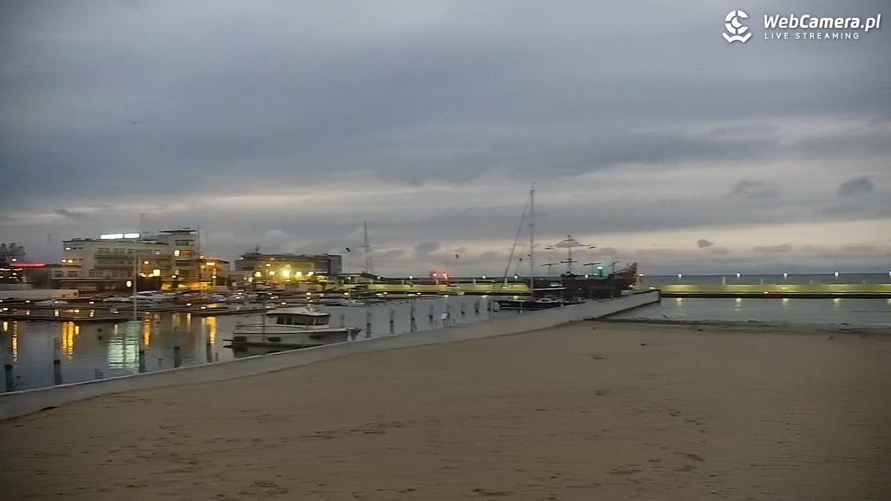 GDYNIA - widok na plażę i marinę - 27 listopad 2025, 07:10