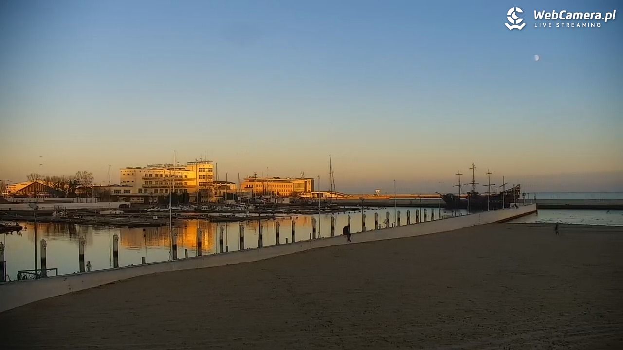 GDYNIA - widok na plażę i marinę - 01 grudzień 2025, 14:46
