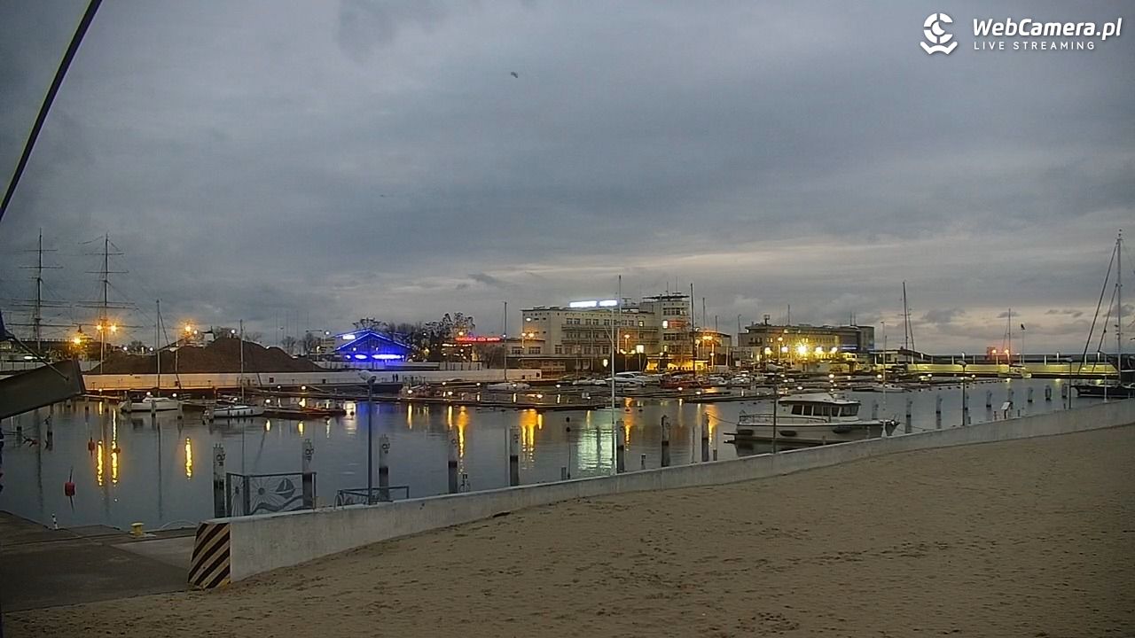 GDYNIA - widok na plażę i marinę - 27 listopad 2025, 07:09