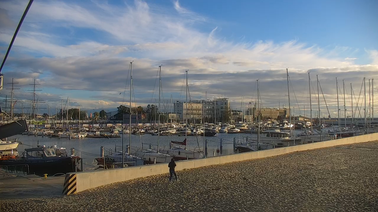 GDYNIA - widok na plażę i marinę - 12 październik 2026, 06:21