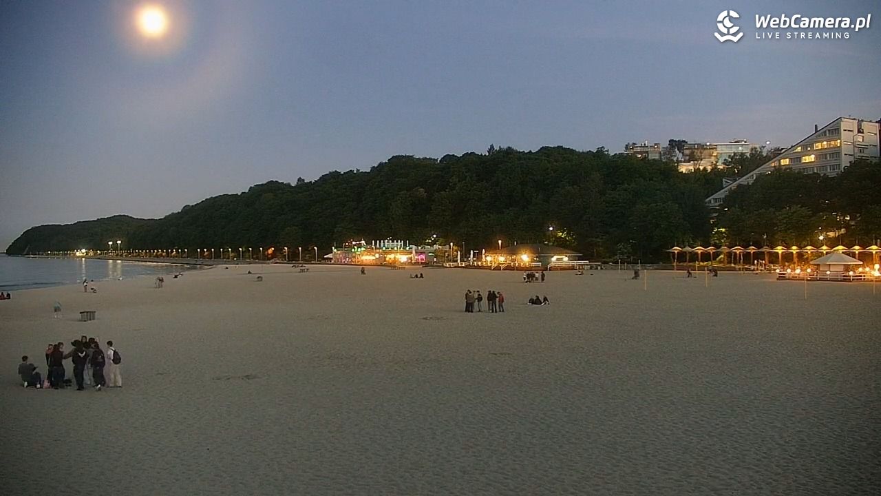 GDYNIA - widok na plażę i marinę - 28 maj 2026, 21:52