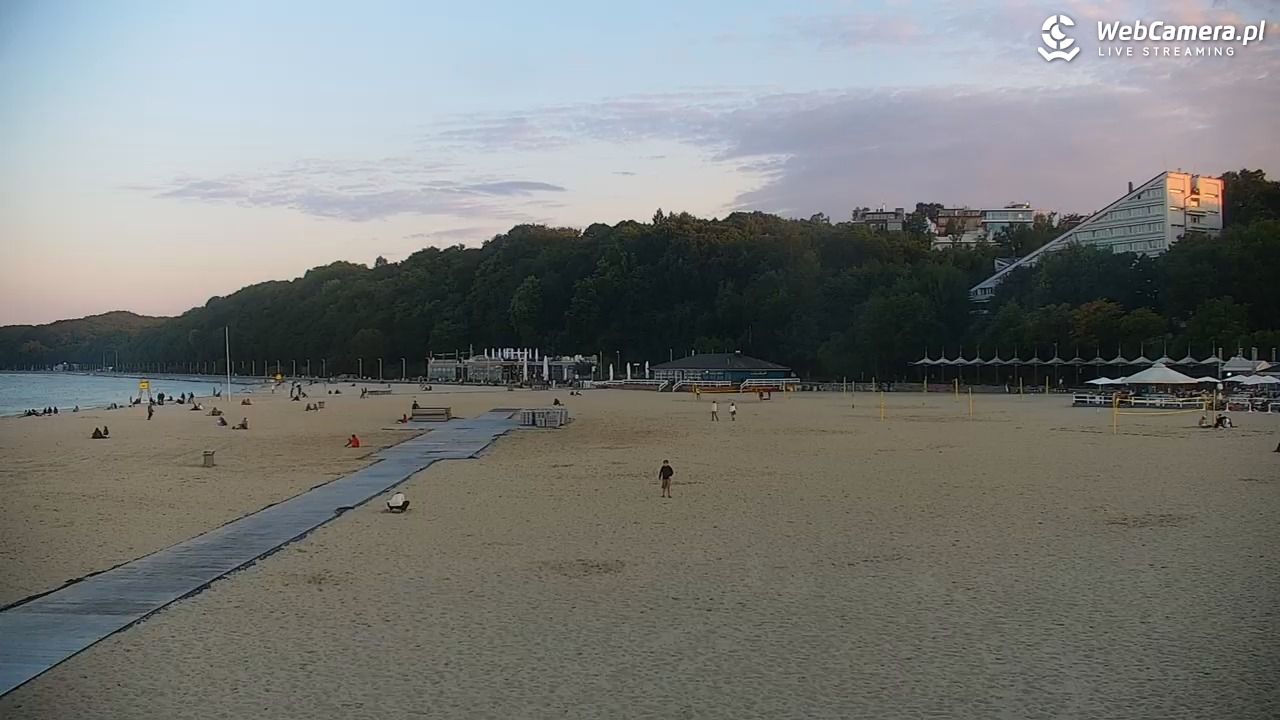 GDYNIA - widok na plażę i marinę - 13 lipiec 2026, 20:45