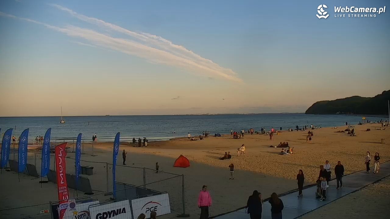 GDYNIA - widok na plażę i marinę - 13 lipiec 2026, 19:55