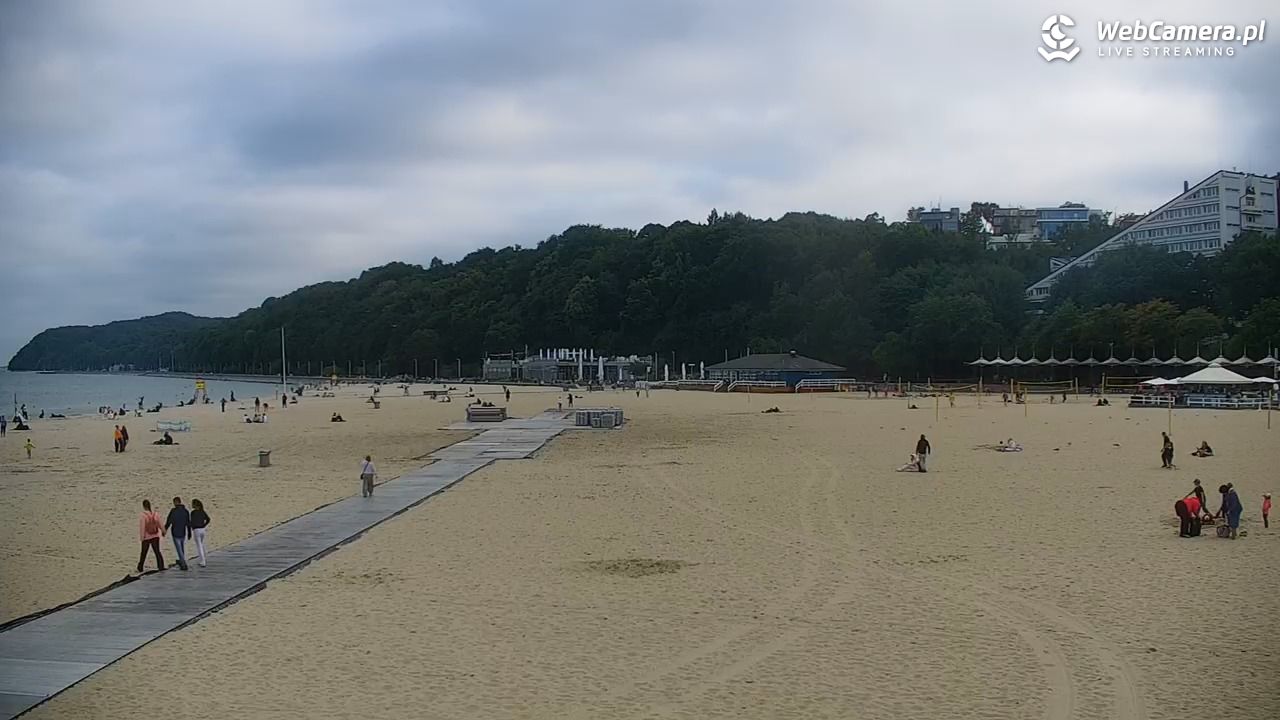 GDYNIA - widok na plażę i marinę - 13 lipiec 2026, 17:54