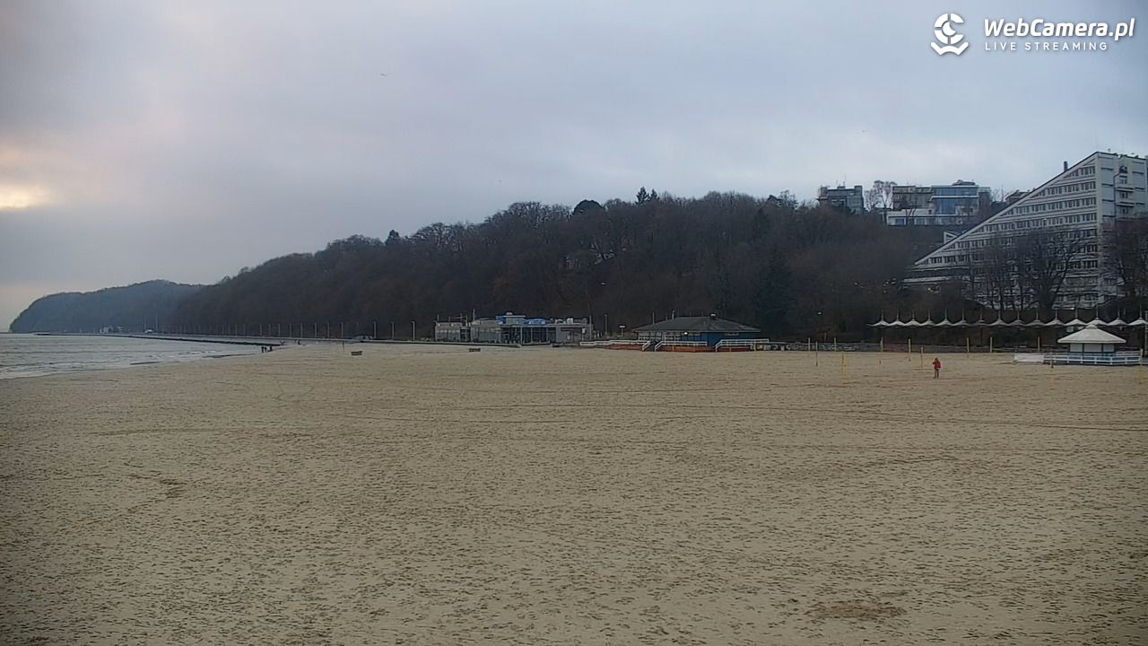 GDYNIA - widok na plażę i marinę - 28 listopad 2025, 08:00