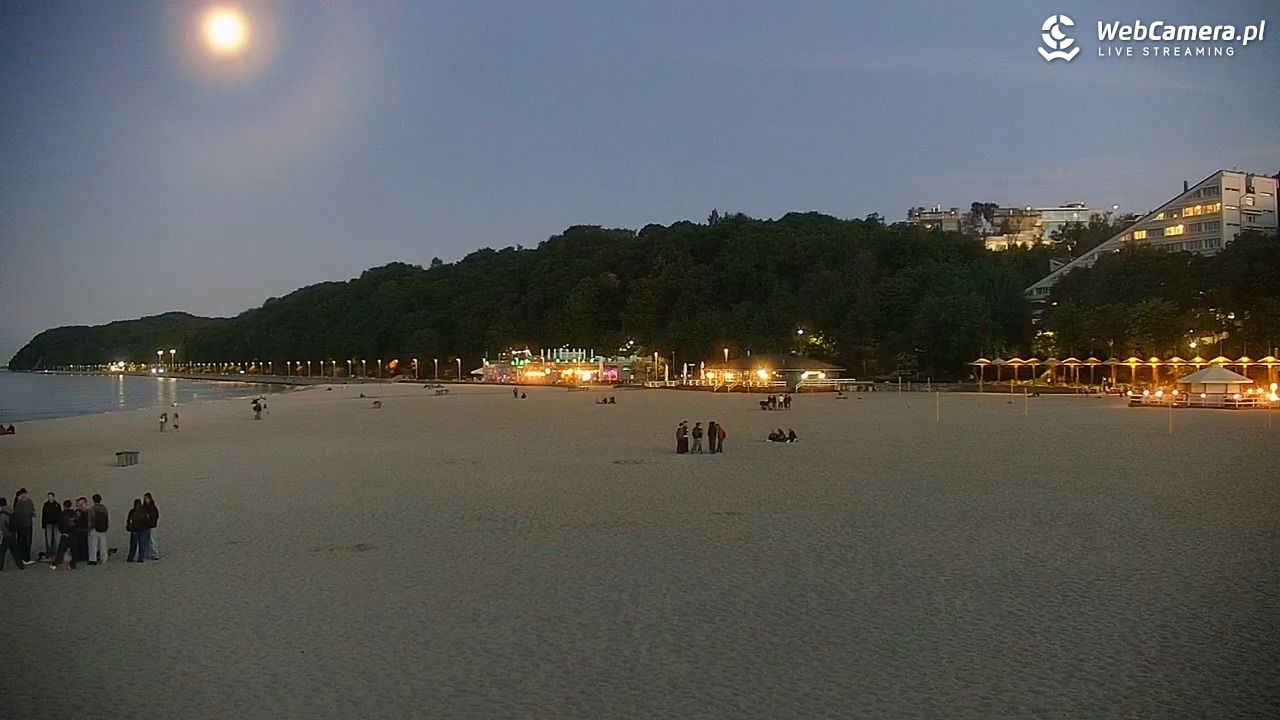 GDYNIA - widok na plażę i marinę - 28 maj 2026, 21:53