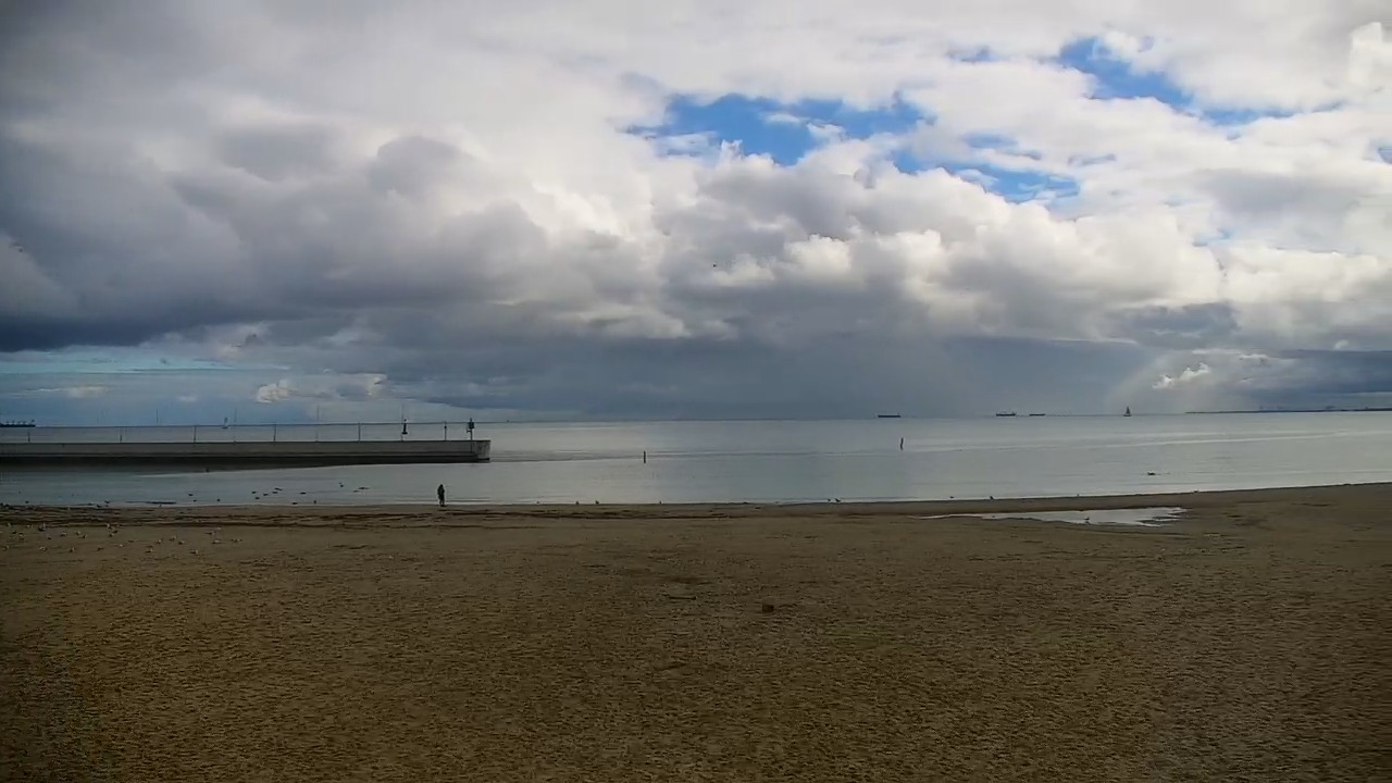 GDYNIA - widok na plażę i marinę - 13 październik 2026, 10:56