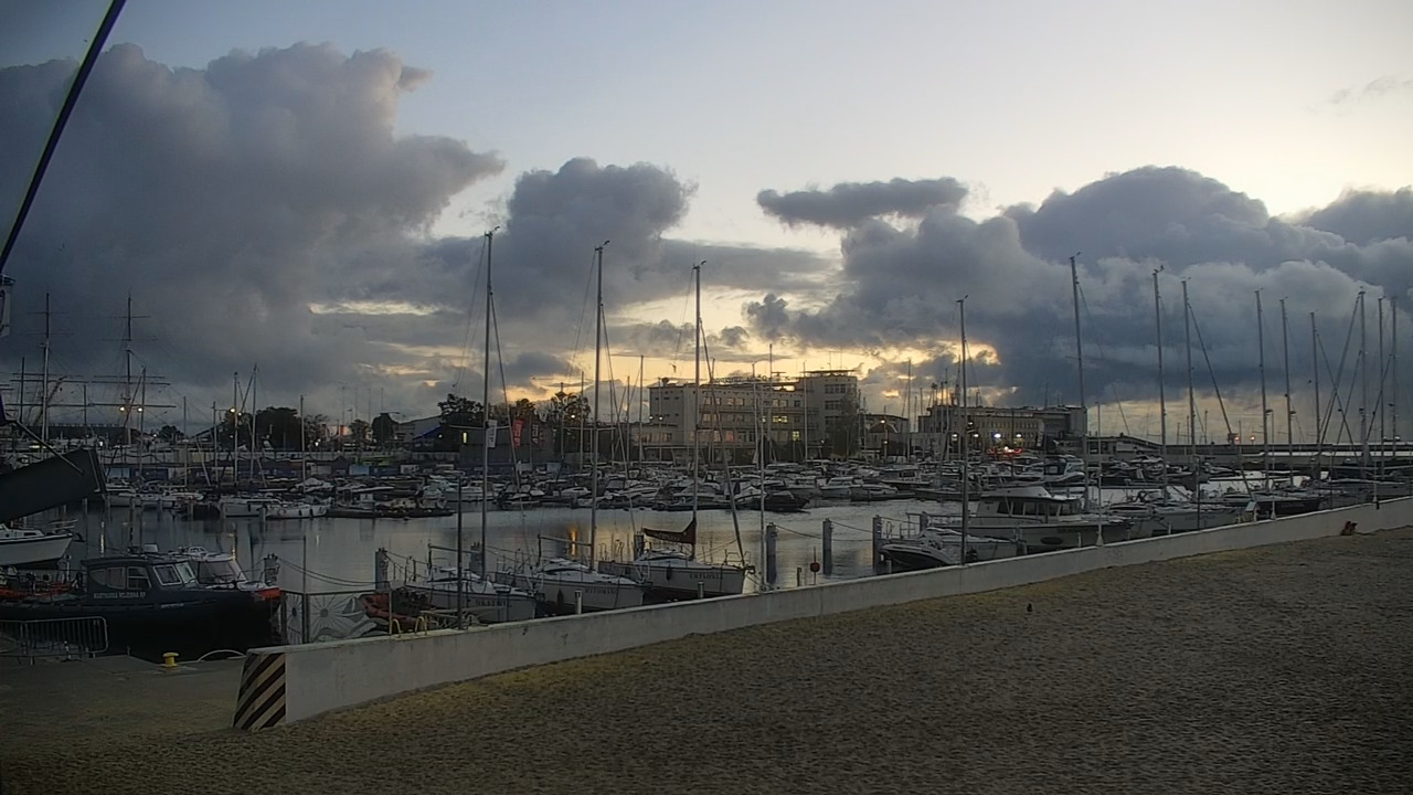 GDYNIA - widok na plażę i marinę - 13 październik 2026, 04:55