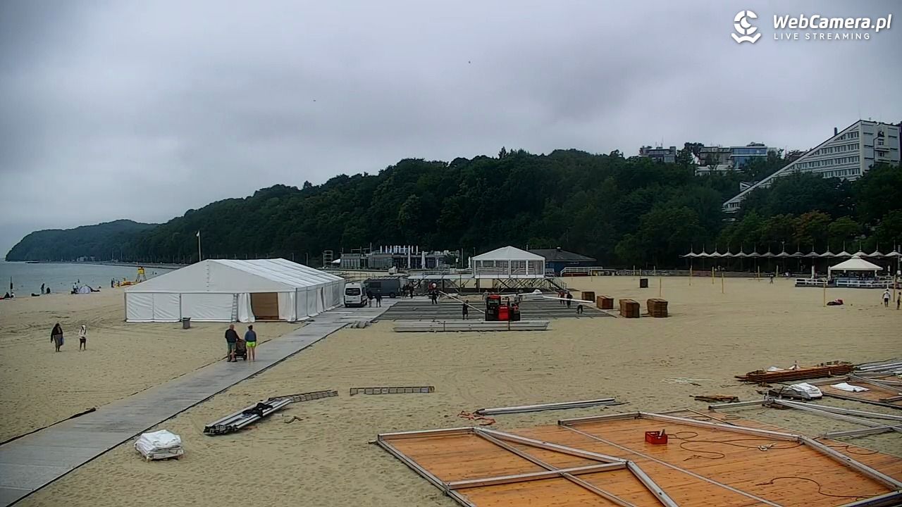 GDYNIA - widok na plażę i marinę - 15 lipiec 2026, 11:06