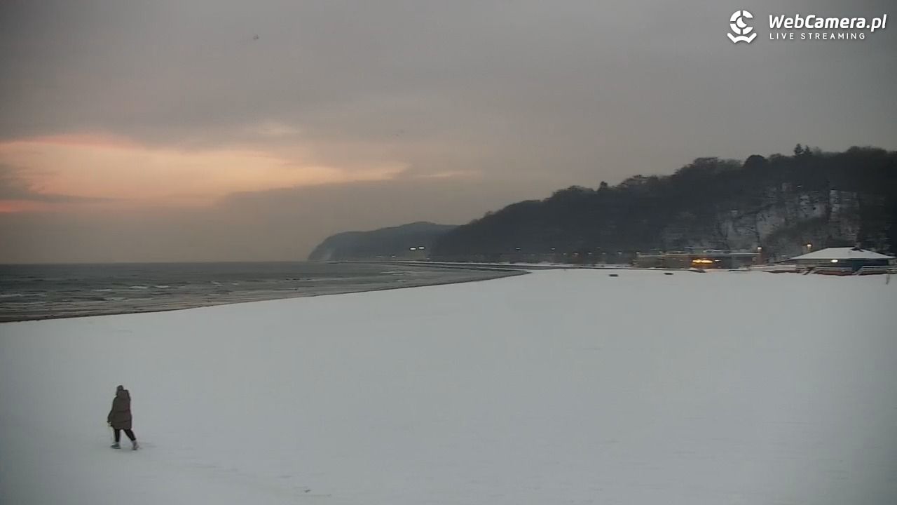 GDYNIA - widok na plażę i marinę - 14 styczeń 2026, 07:43