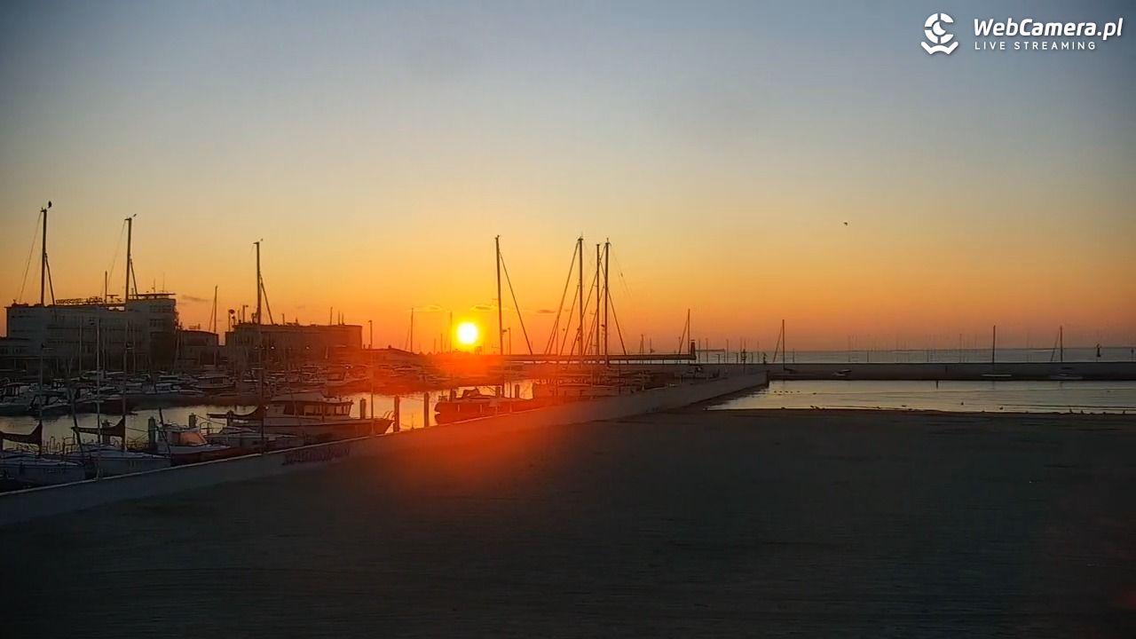 GDYNIA - widok na plażę i marinę - 27 sierpień 2026, 05:53