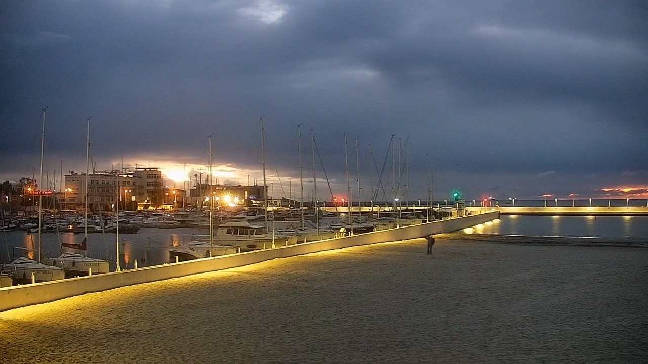 GDYNIA - widok na plażę i marinę - 12 październik 2026, 04:35
