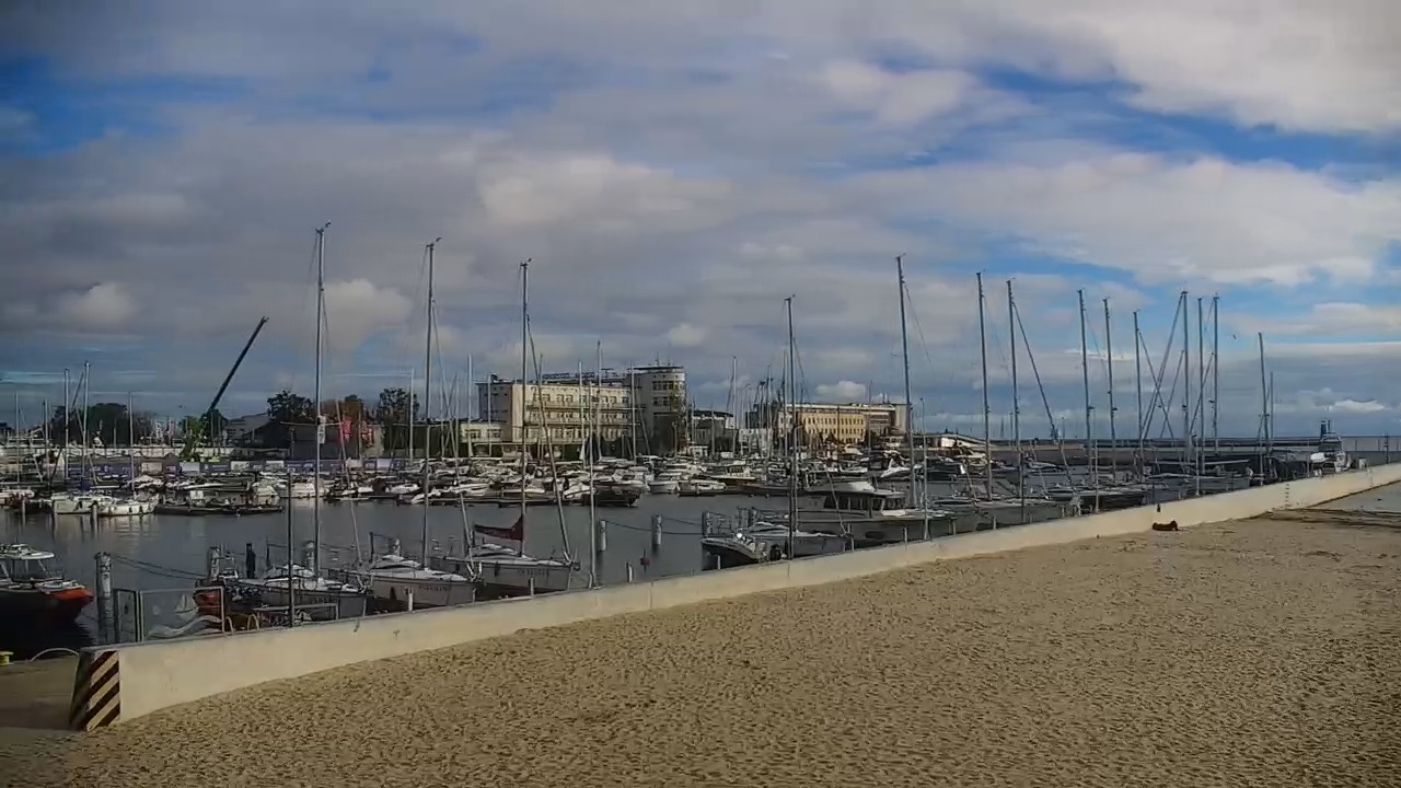 GDYNIA - widok na plażę i marinę - 12 październik 2026, 08:32