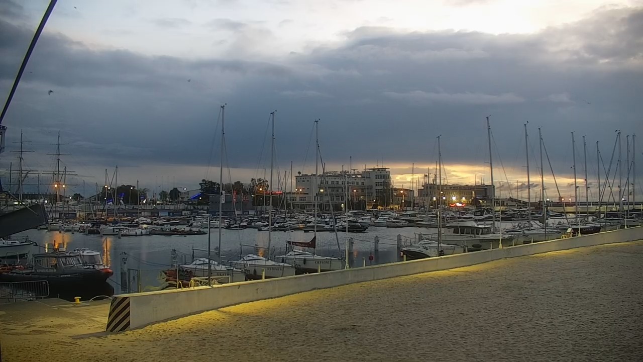 GDYNIA - widok na plażę i marinę - 12 październik 2026, 04:46
