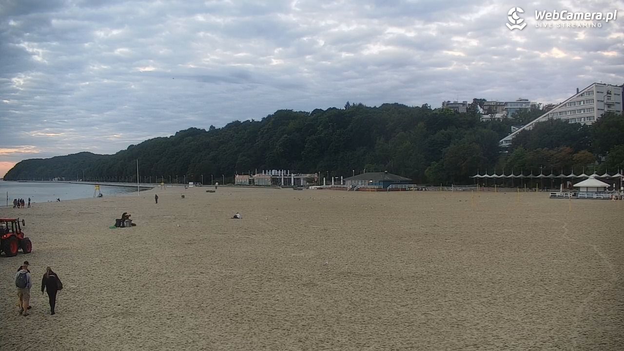 GDYNIA - widok na plażę i marinę - 30 sierpień 2026, 05:49