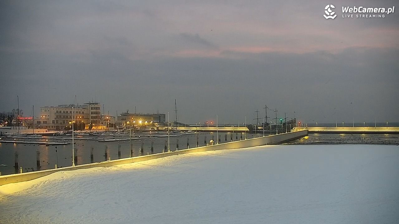 GDYNIA - widok na plażę i marinę - 14 styczeń 2026, 07:36