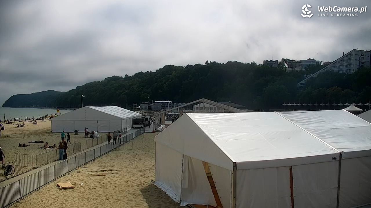 GDYNIA - widok na plażę i marinę - 15 lipiec 2026, 14:02