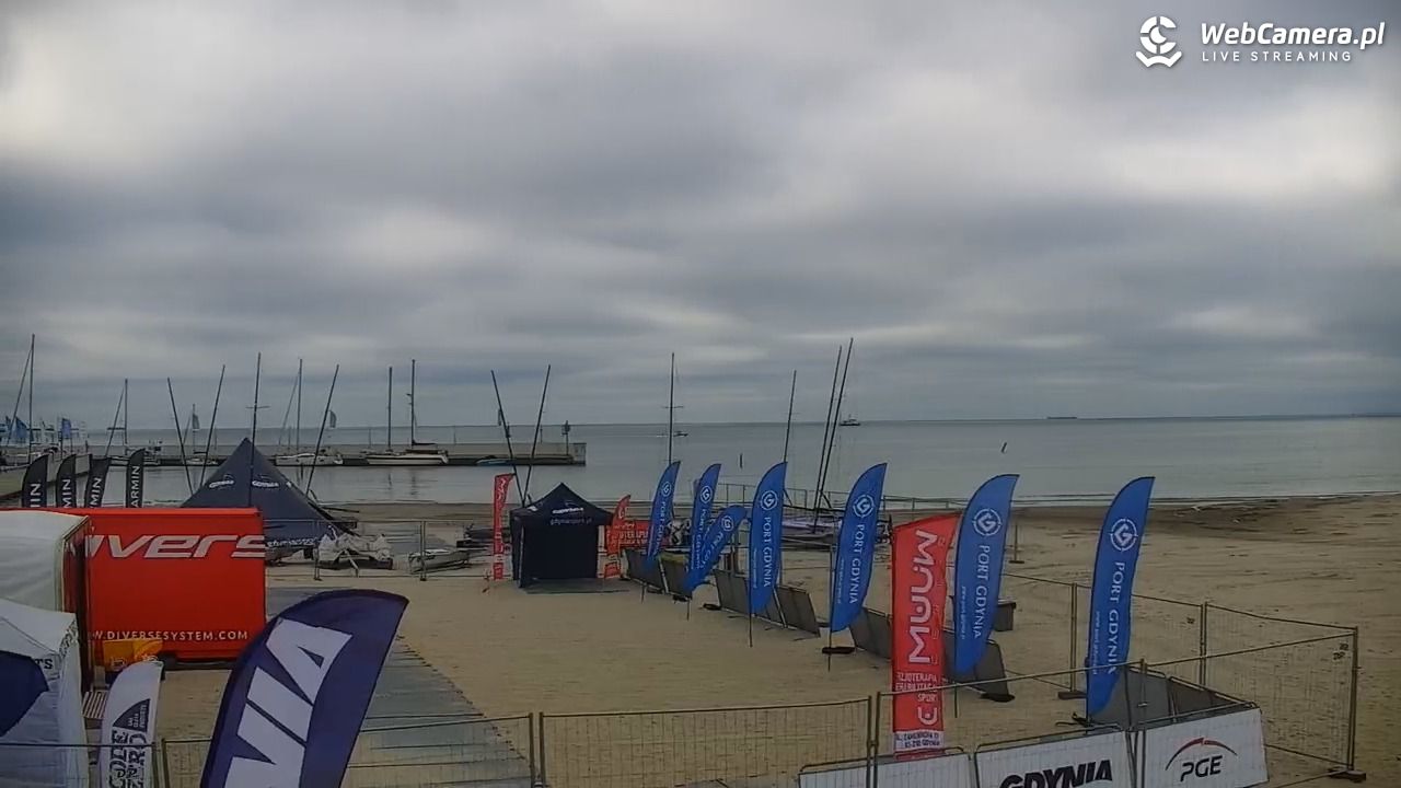 GDYNIA - widok na plażę i marinę - 15 lipiec 2026, 08:14