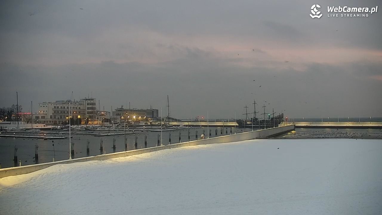 GDYNIA - widok na plażę i marinę - 14 styczeń 2026, 07:44