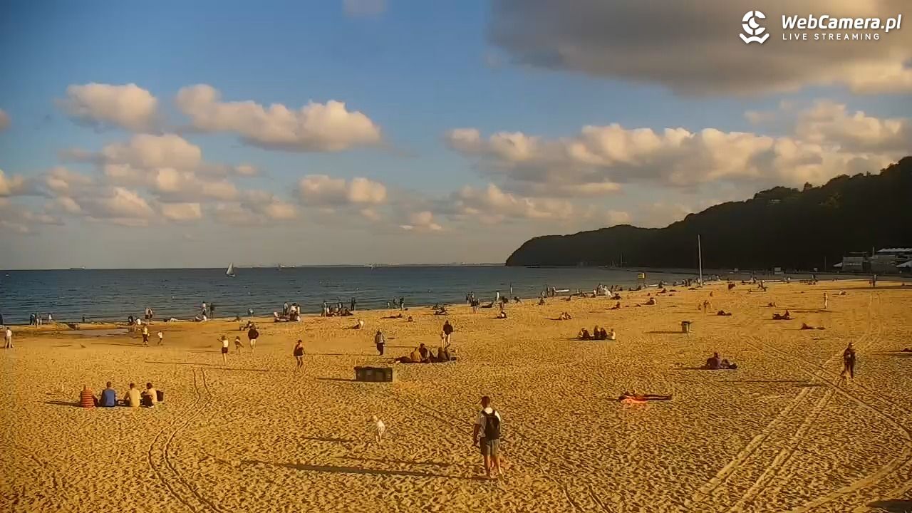 GDYNIA - widok na plażę i marinę - 26 sierpień 2026, 17:50