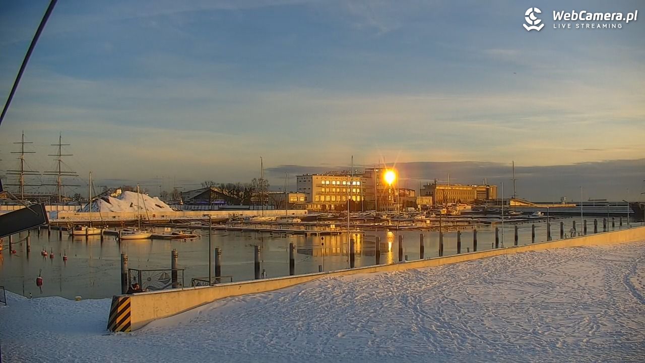 GDYNIA - widok na plażę i marinę - 15 styczeń 2026, 08:27