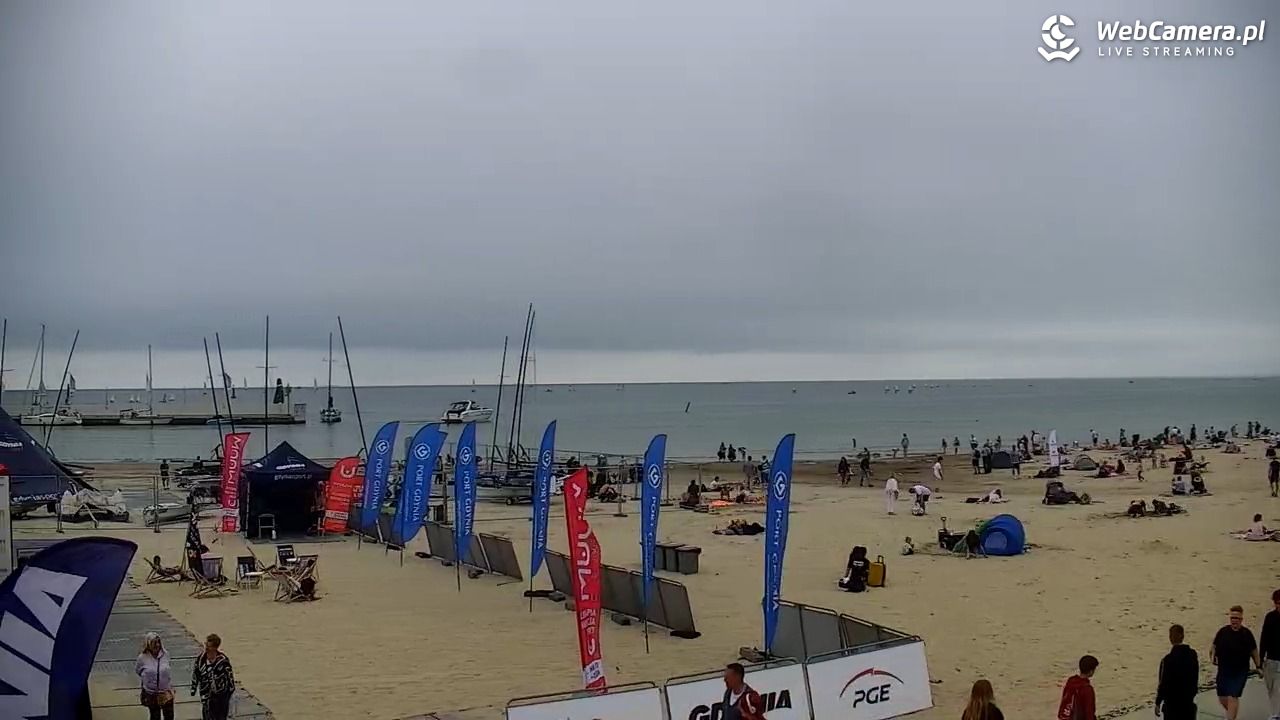 GDYNIA - widok na plażę i marinę - 15 lipiec 2026, 12:55