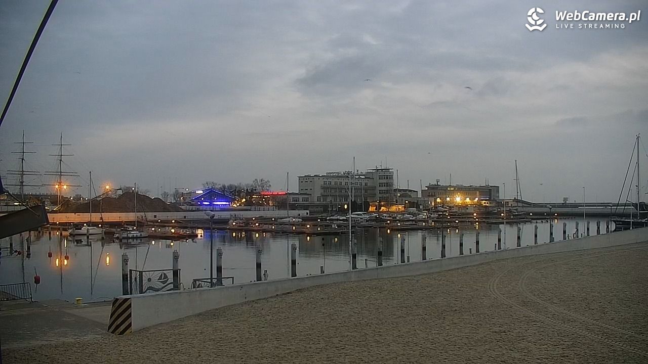 GDYNIA - widok na plażę i marinę - 01 grudzień 2025, 07:18