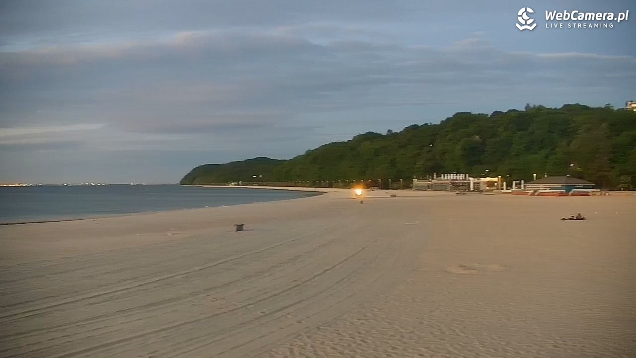 GDYNIA - widok na plażę i marinę - 27 maj 2026, 03:49