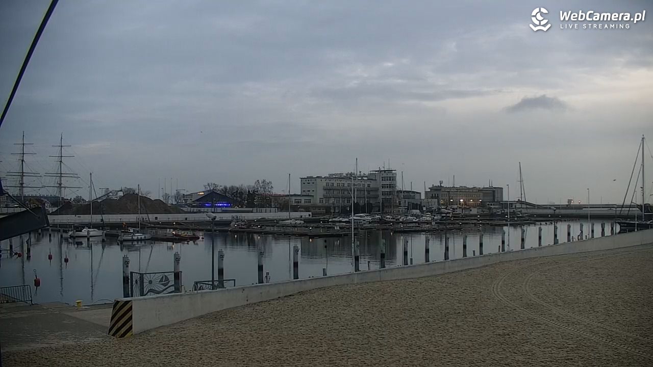 GDYNIA - widok na plażę i marinę - 01 grudzień 2025, 07:43