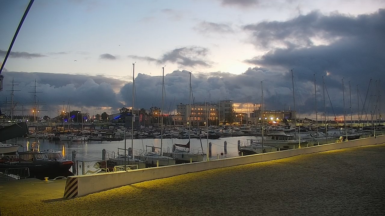 GDYNIA - widok na plażę i marinę - 13 październik 2026, 04:42
