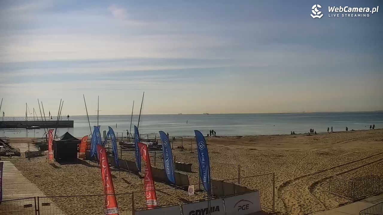 GDYNIA - widok na plażę i marinę - 16 lipiec 2026, 08:41