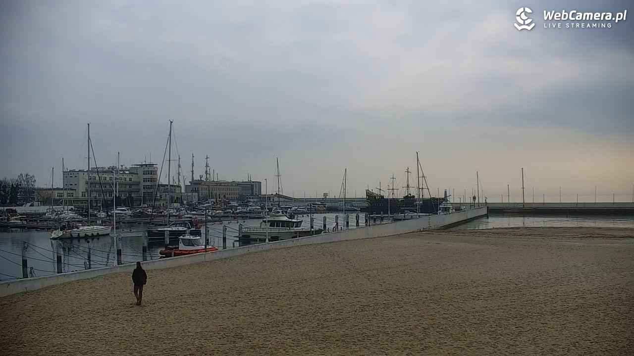 GDYNIA - widok na plażę i marinę - 15 kwiecień 2026, 09:58