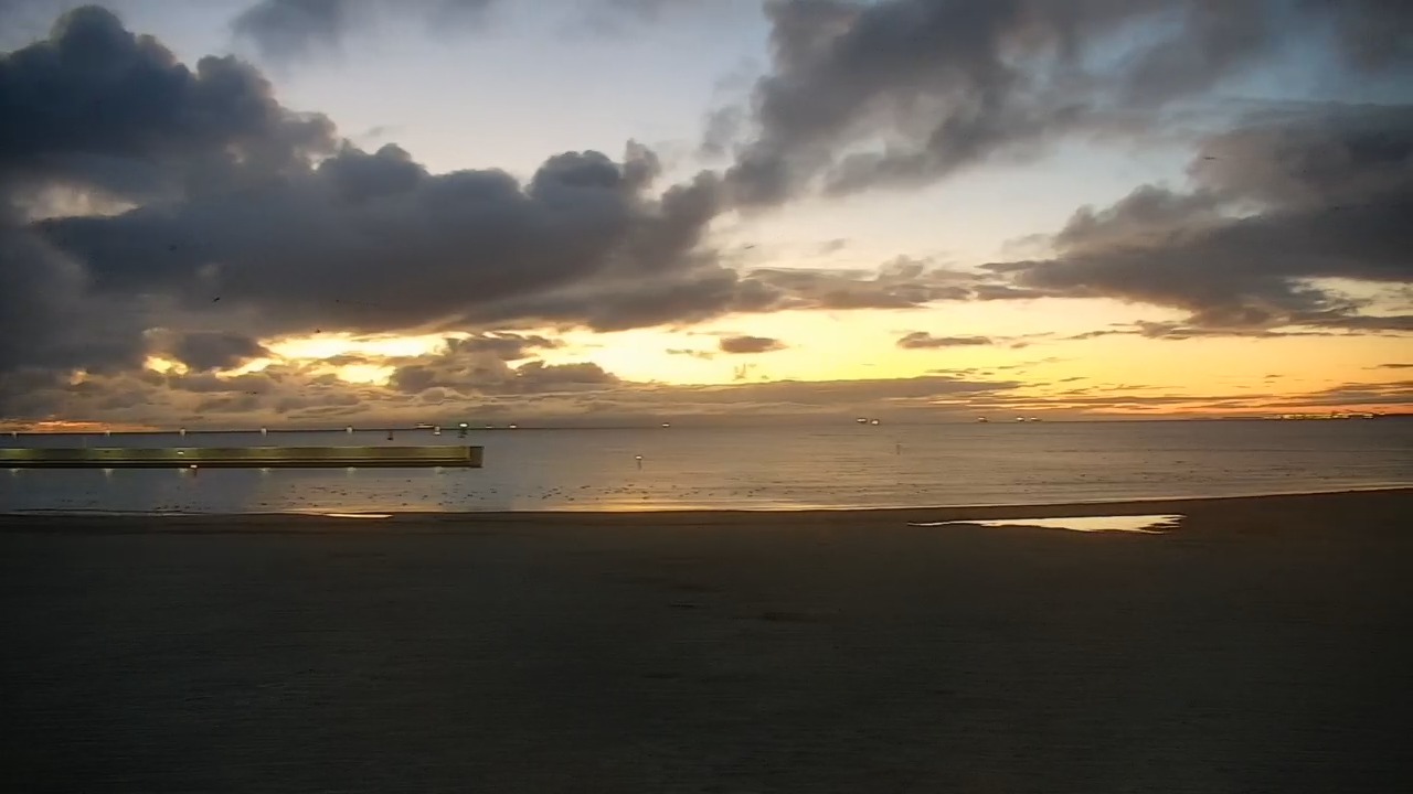 GDYNIA - widok na plażę i marinę - 13 październik 2026, 04:41