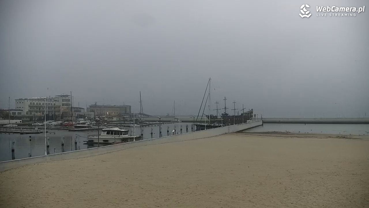 GDYNIA - widok na plażę i marinę - 25 listopad 2025, 07:41