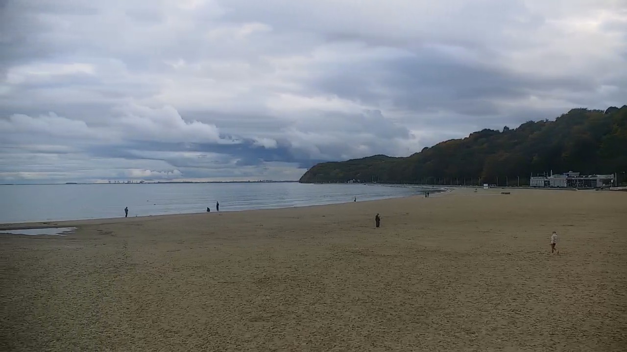 GDYNIA - widok na plażę i marinę - 13 październik 2026, 14:25